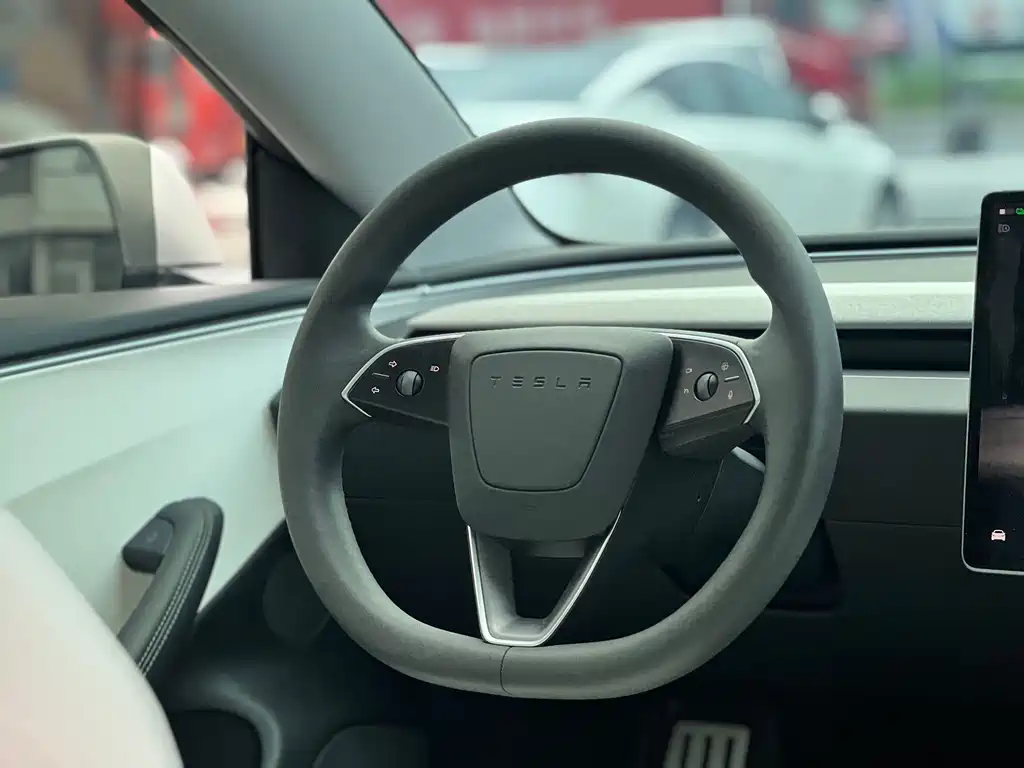 Tesla Model 3 — миниатюра 7