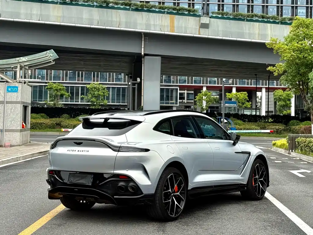 Aston Martin DBX 2025 4.0T V8 707