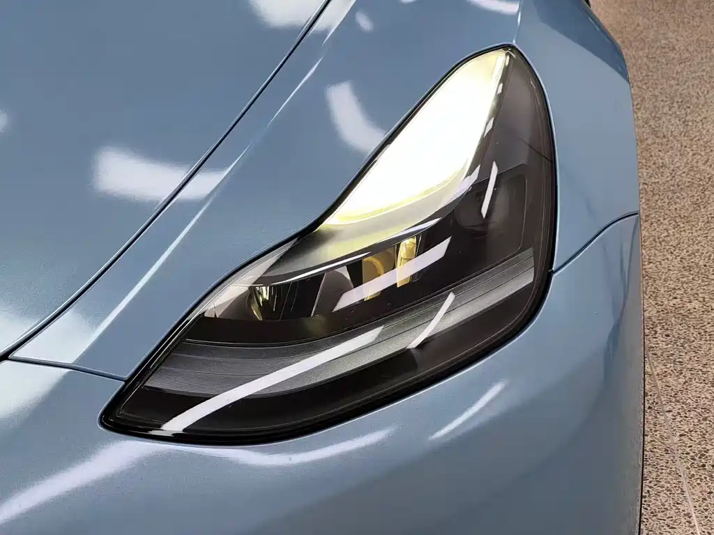 Tesla Model Y — миниатюра 12