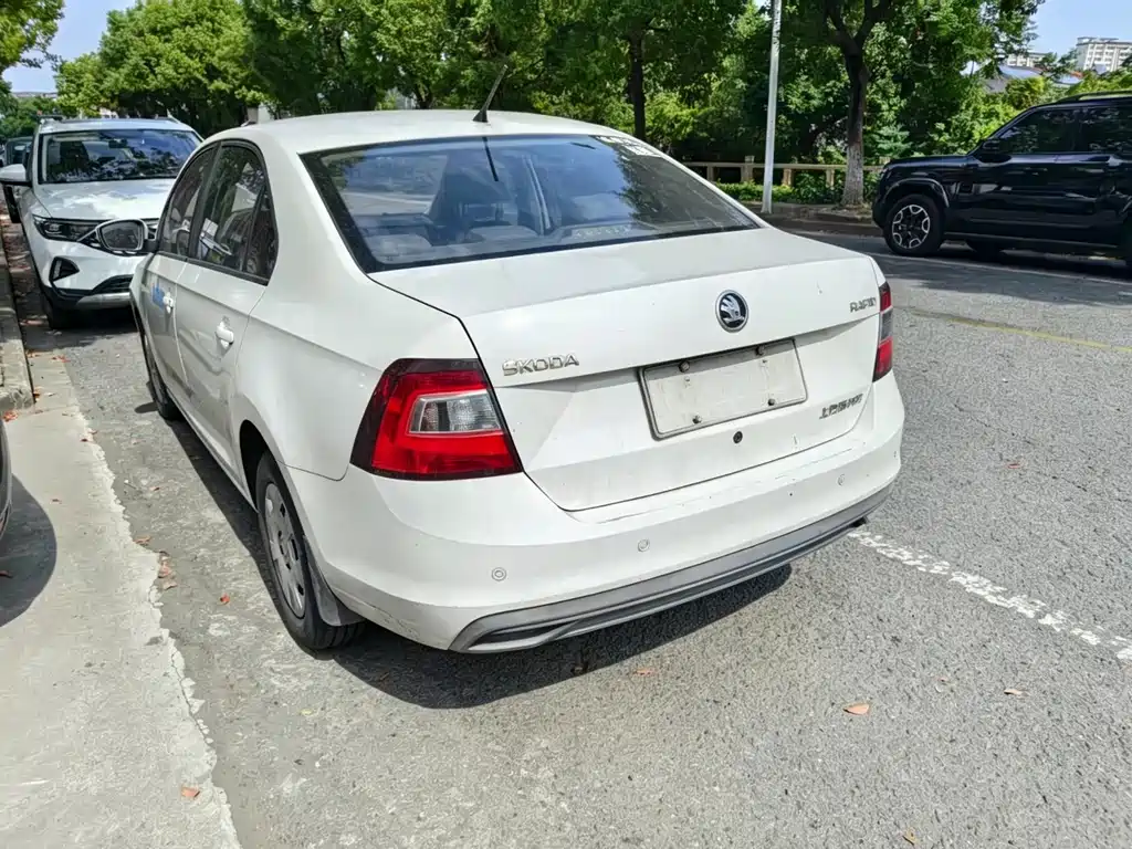 Skoda Rapid — миниатюра 6