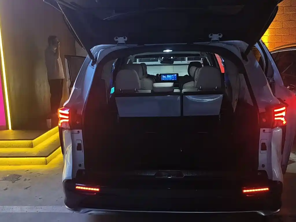 Toyota Granvia — миниатюра 10