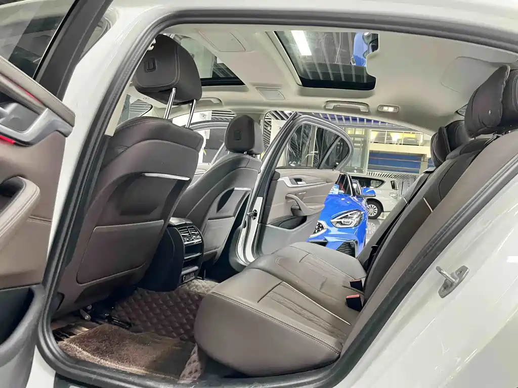 BMW 5 Series — миниатюра 7