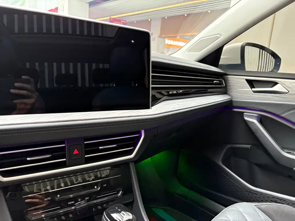 Volkswagen Sagitar 2025 300TSI DSG