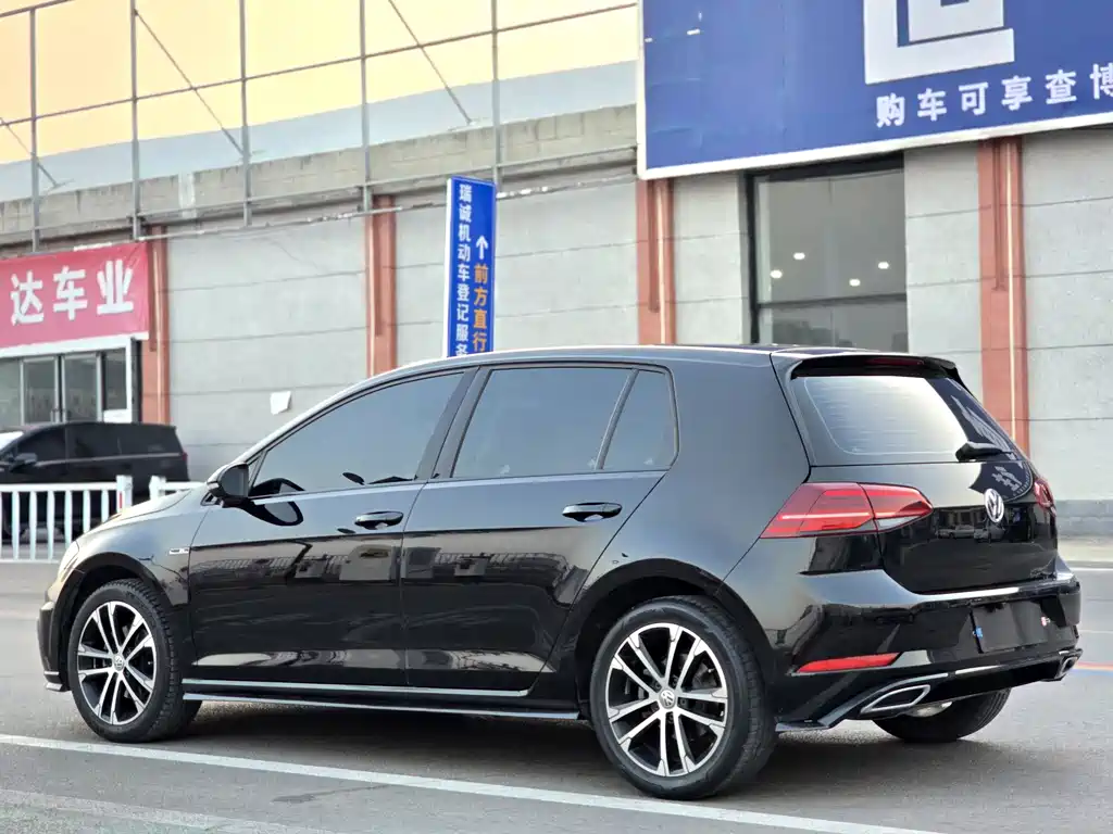VOLKSWAGEN GOLF