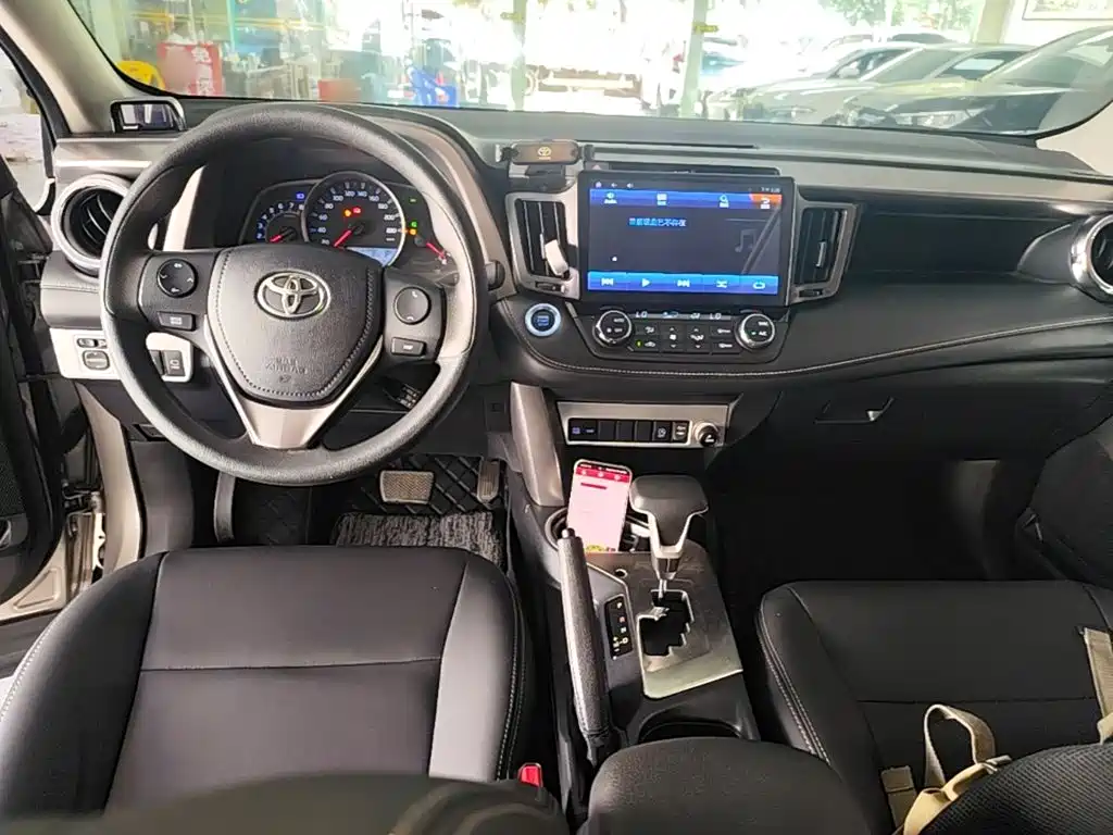 Toyota RAV4 — миниатюра 10