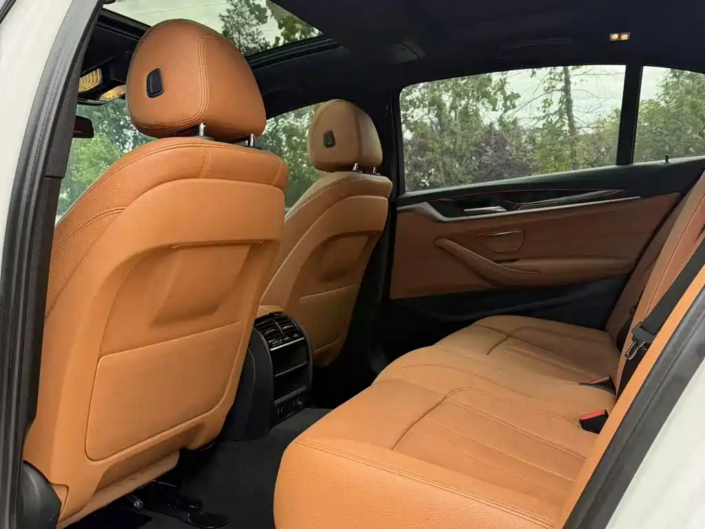 BMW 5 Series — миниатюра 9