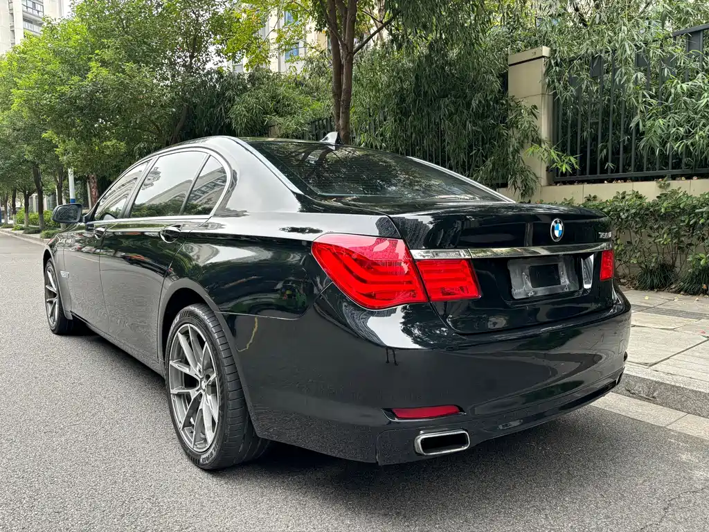 BMW 7 Series — миниатюра 8