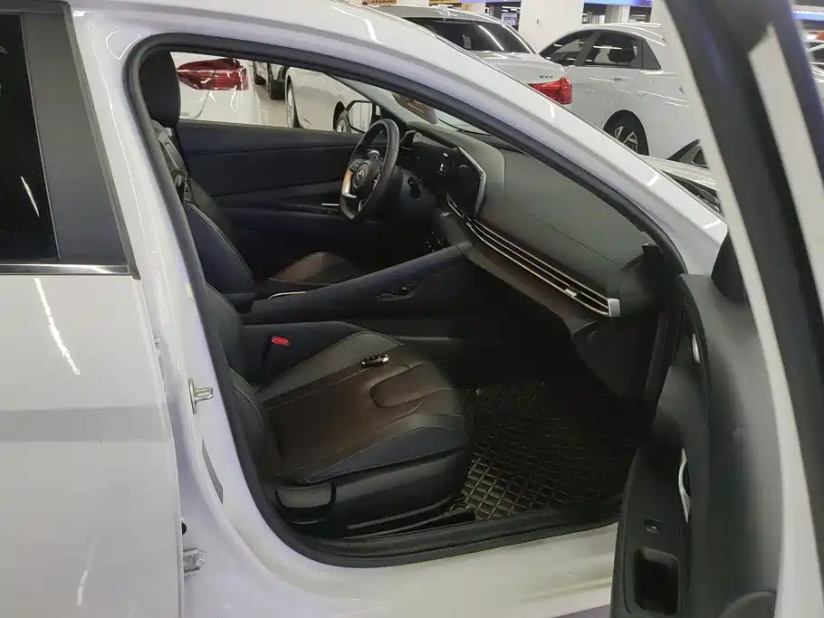 Hyundai Elantra — миниатюра 8