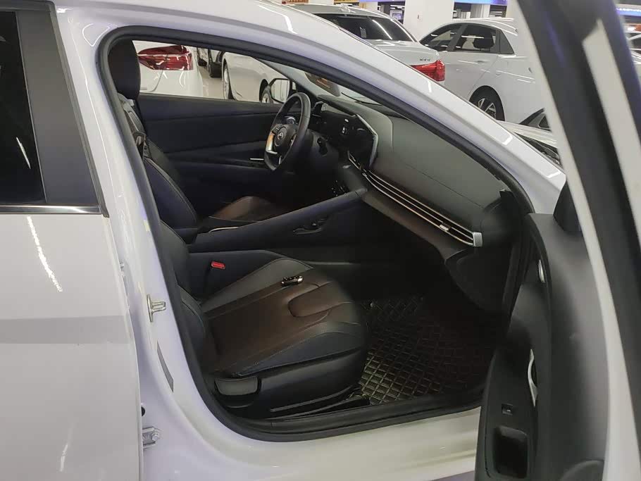 Hyundai Elantra 1.5 л 2023 г. Белый, пробег 39900 км
