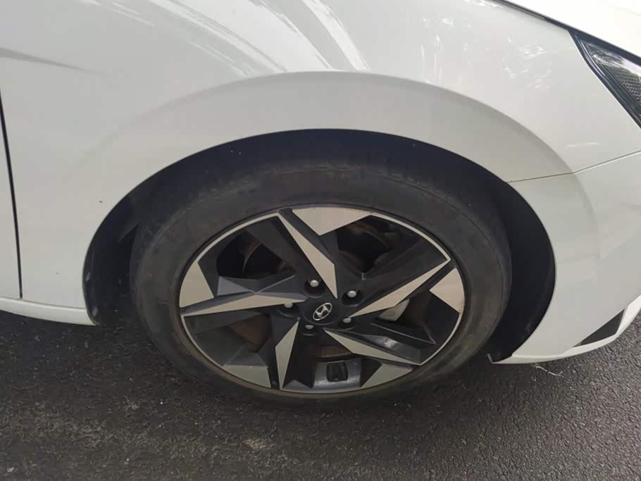 Hyundai Elantra 1.5 л 2023 г. Белый, пробег 39900 км