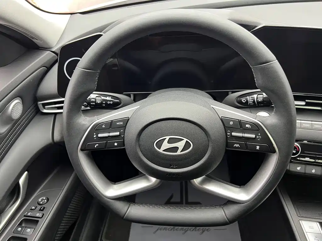 Hyundai Elantra — миниатюра 10