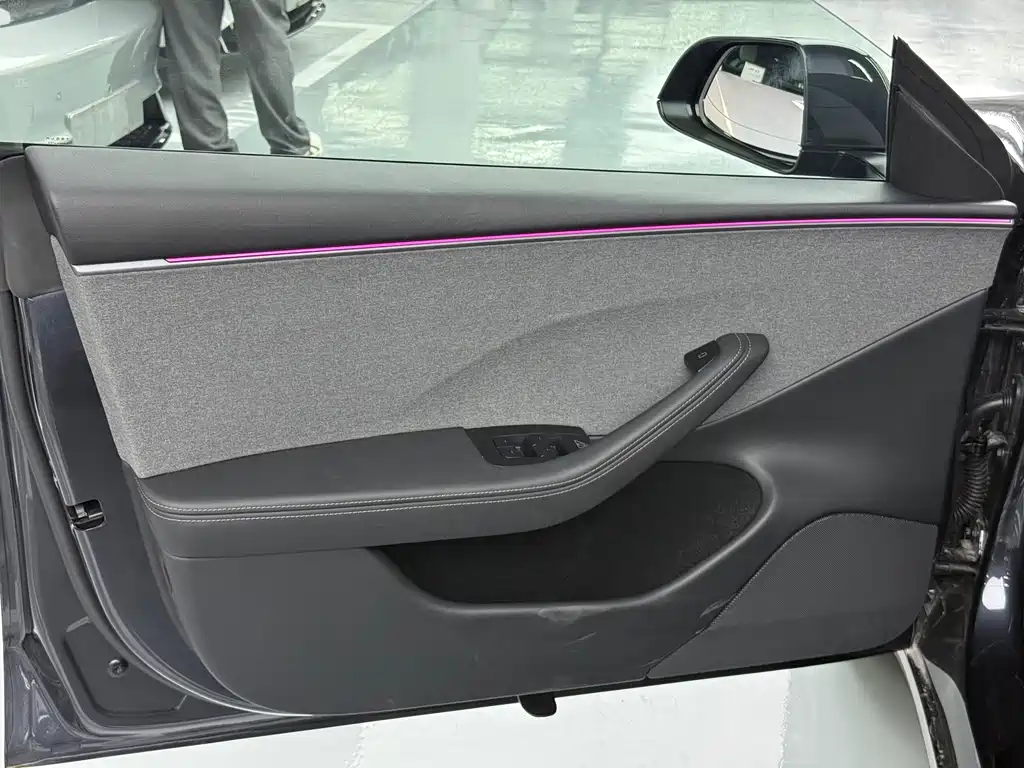 Tesla Model 3 — миниатюра 6