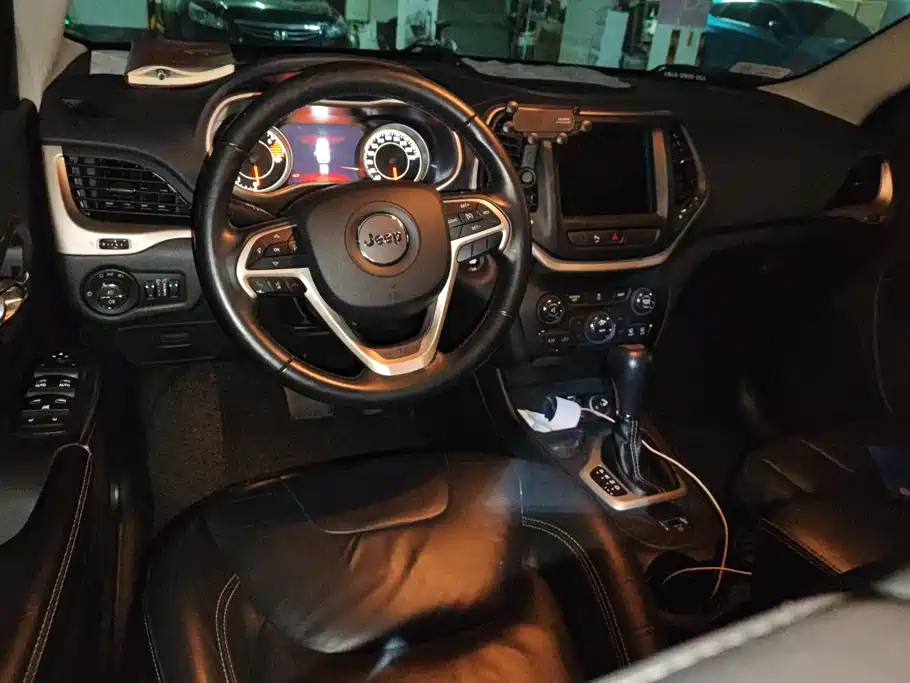 Jeep Cherokee — миниатюра 12