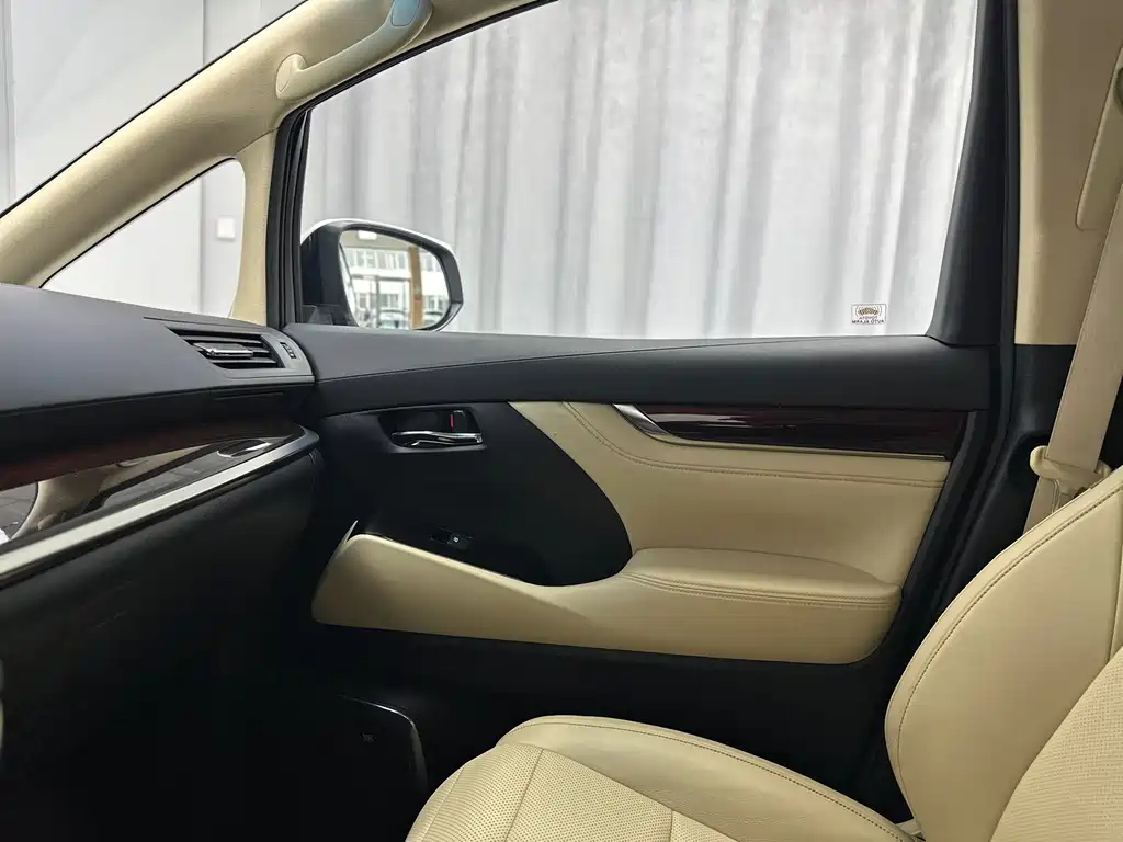 Toyota Alphard — миниатюра 25