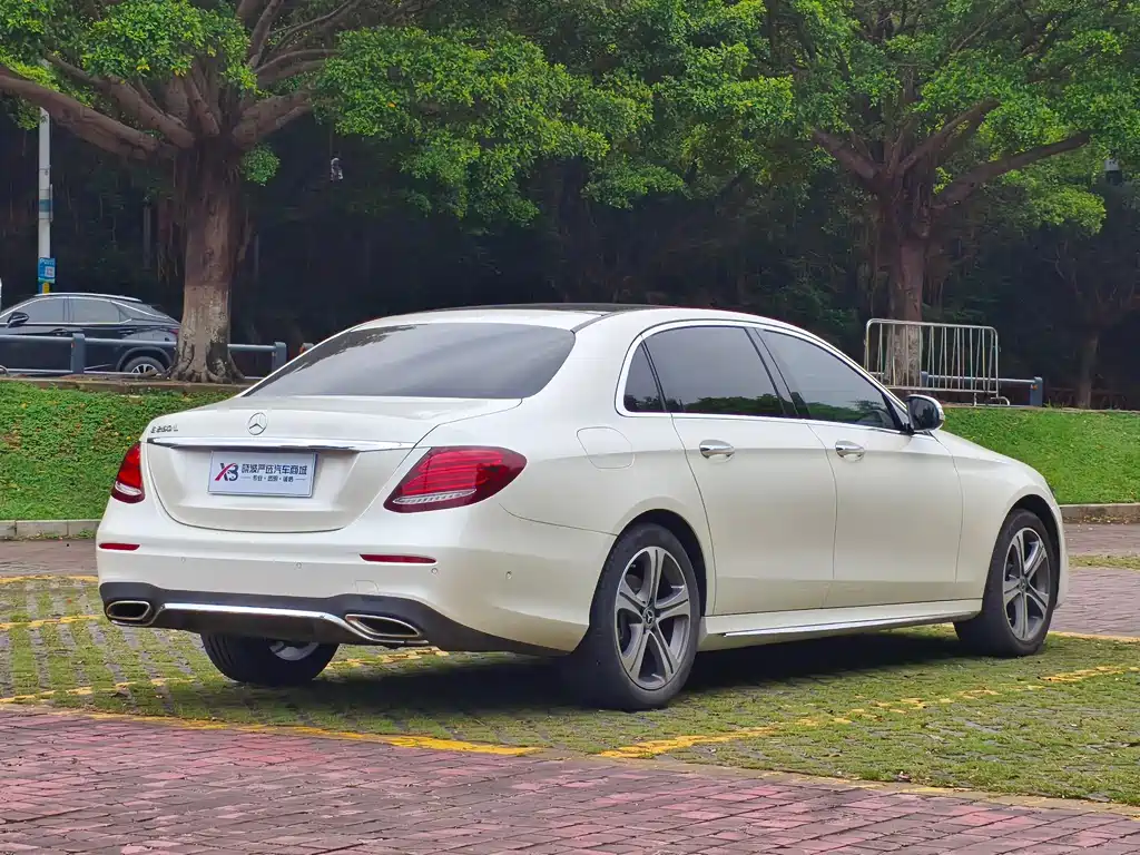 Mercedes-Benz E-Class — миниатюра 7