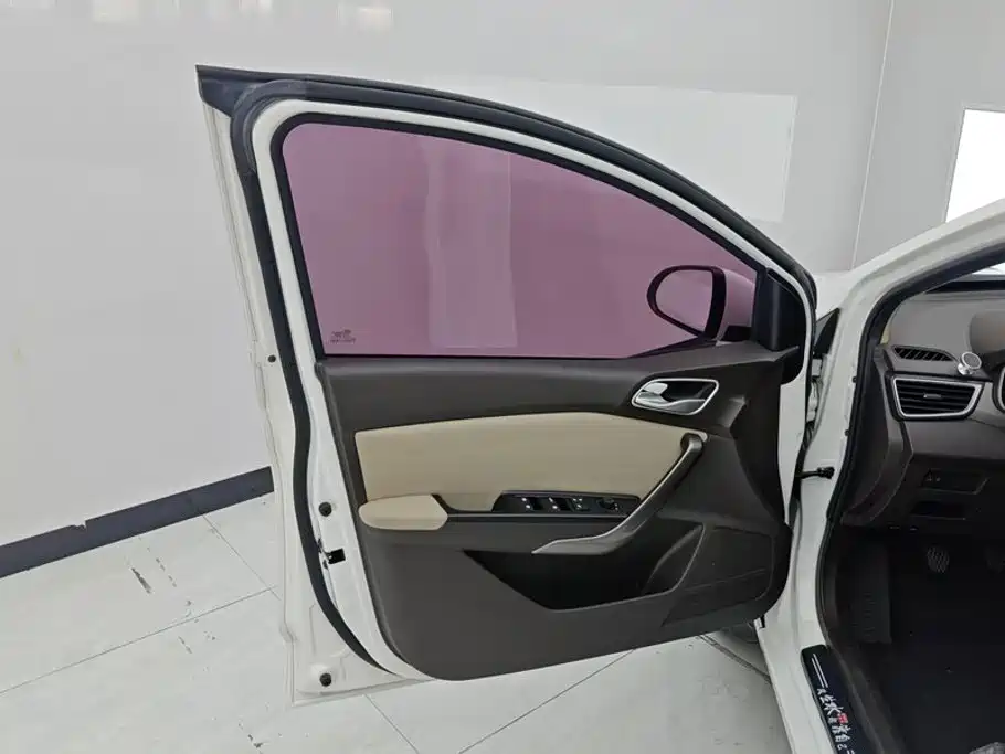 Baojun 310W — миниатюра 7