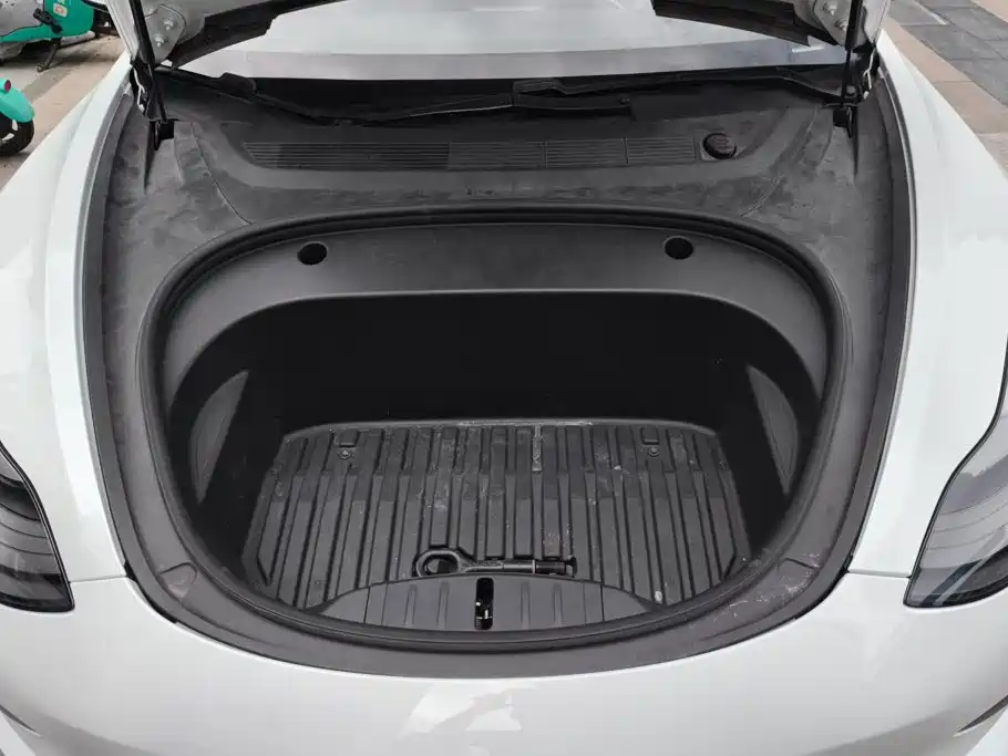 Tesla Model 3 — миниатюра 10