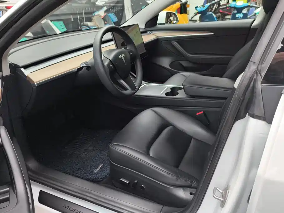 Tesla Model 3 — миниатюра 9