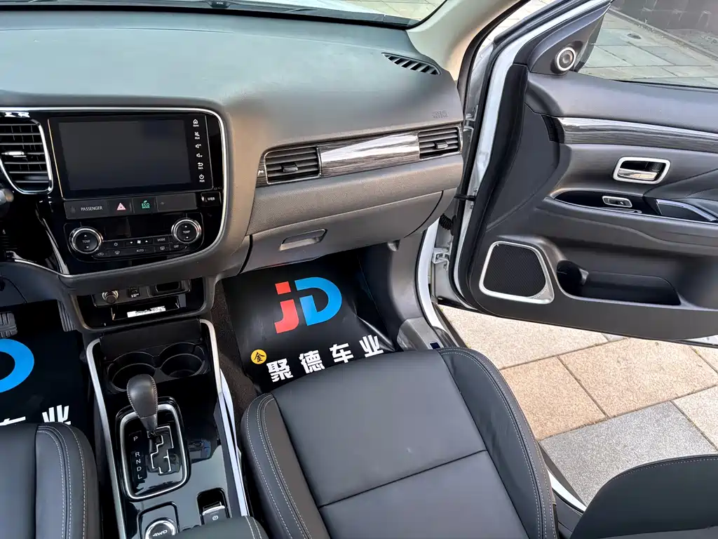 Mitsubishi Outlander — миниатюра 22