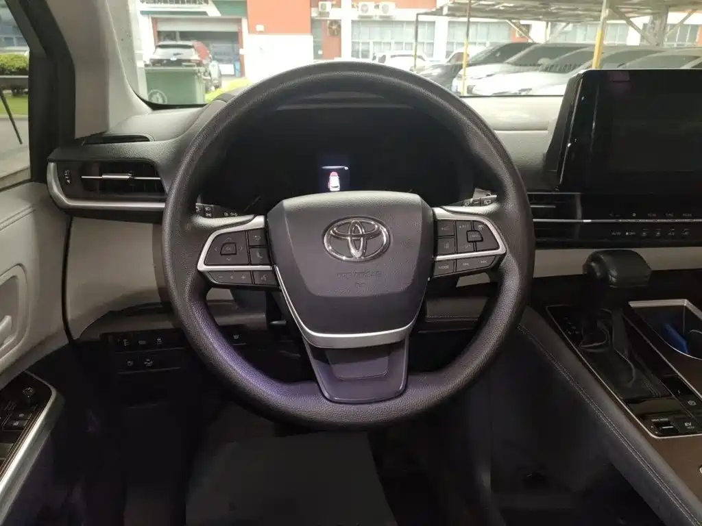 Toyota Granvia — миниатюра 6