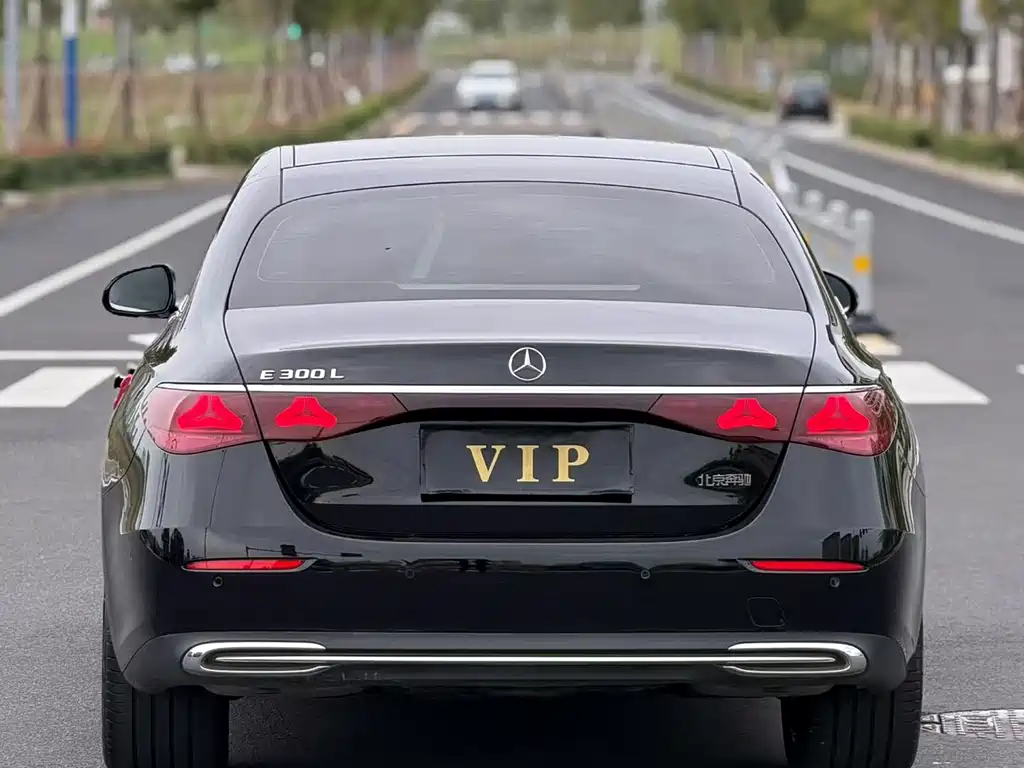 Mercedes-Benz E-Class — миниатюра 8