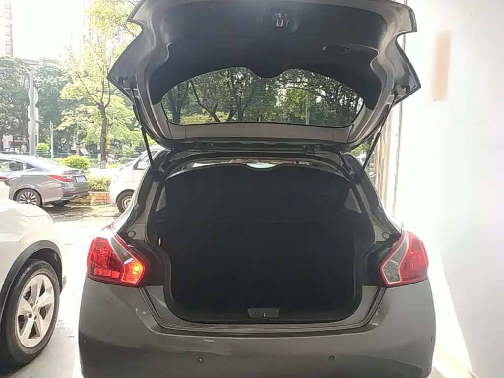 Nissan Tiida — миниатюра 19
