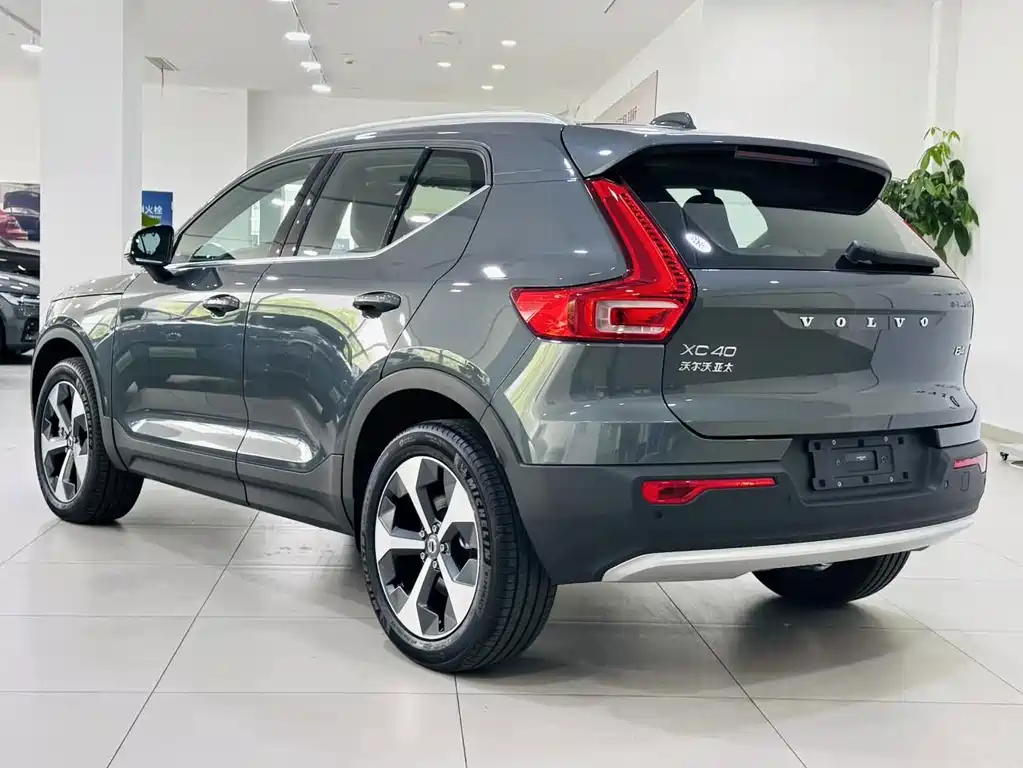 Volvo XC40 2026 B4 Luxury
