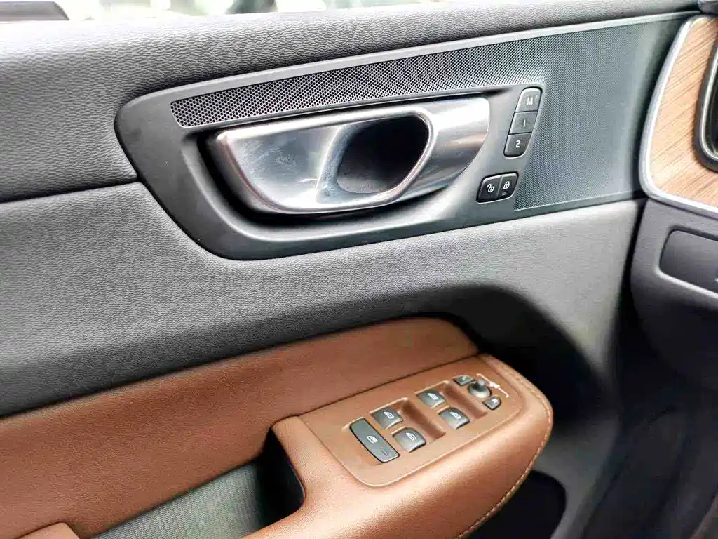 Volvo XC60 PHEV — миниатюра 17