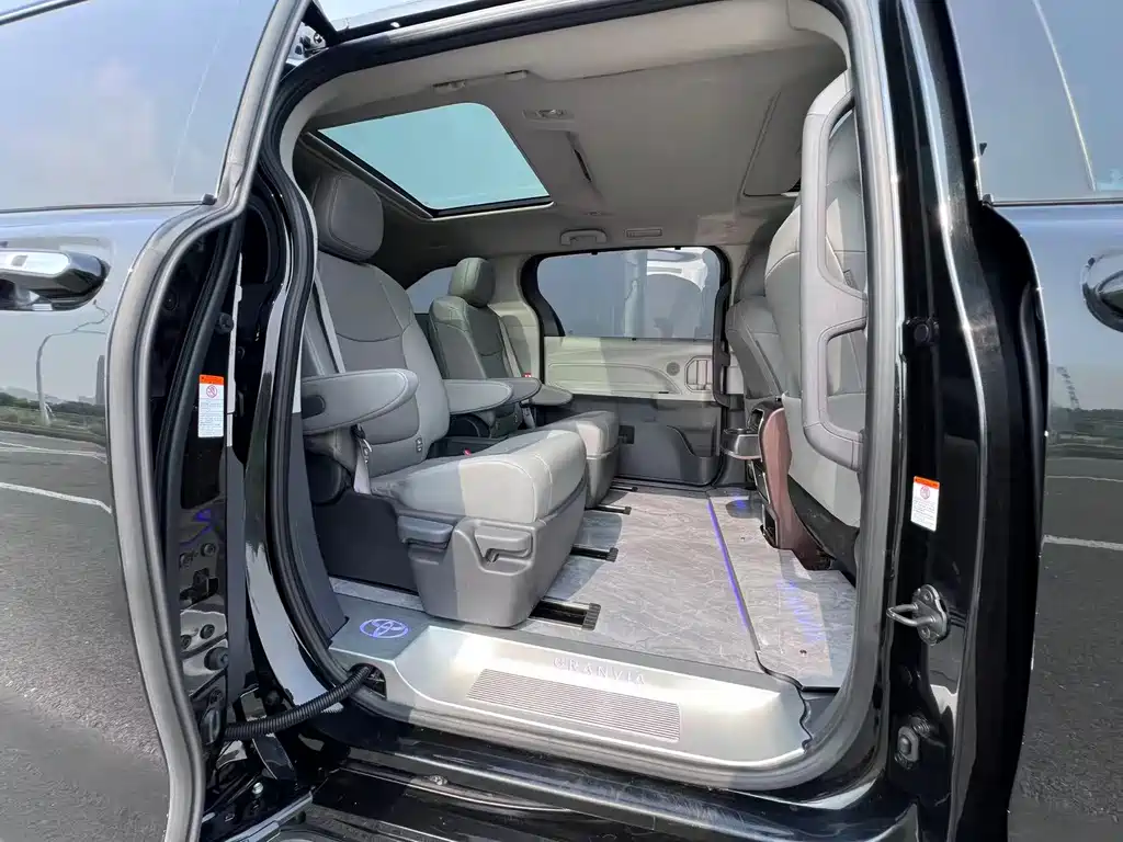Toyota Granvia — миниатюра 11