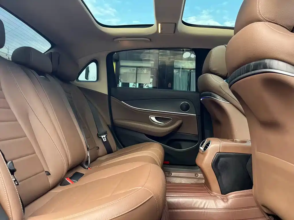 Mercedes-Benz E-Class — миниатюра 6