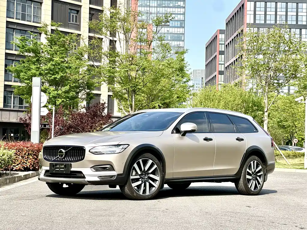 Volvo V90 2025