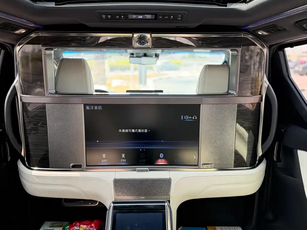Lexus LM — миниатюра 10