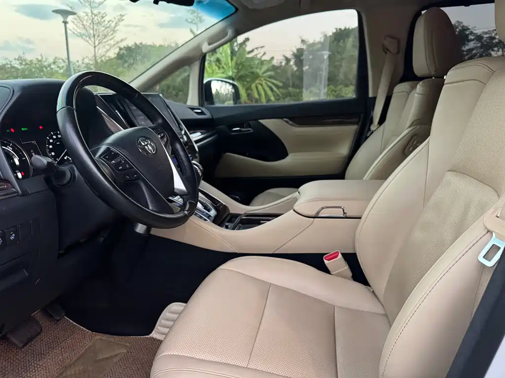 Toyota Alphard — миниатюра 9