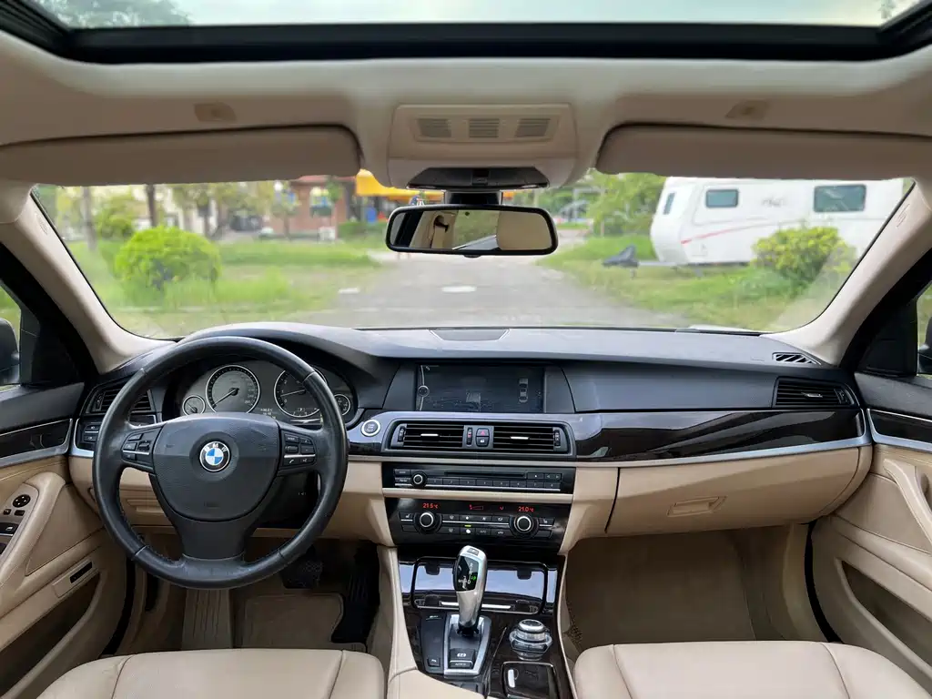 BMW 5 Series — миниатюра 11