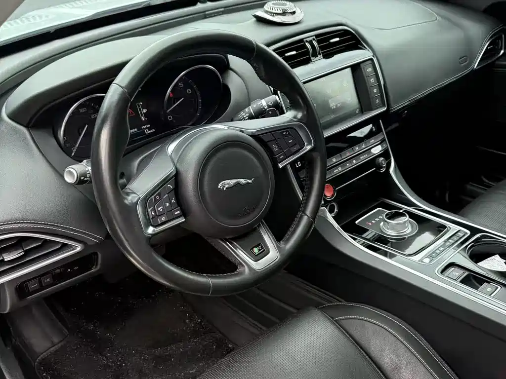 Jaguar XE — миниатюра 5