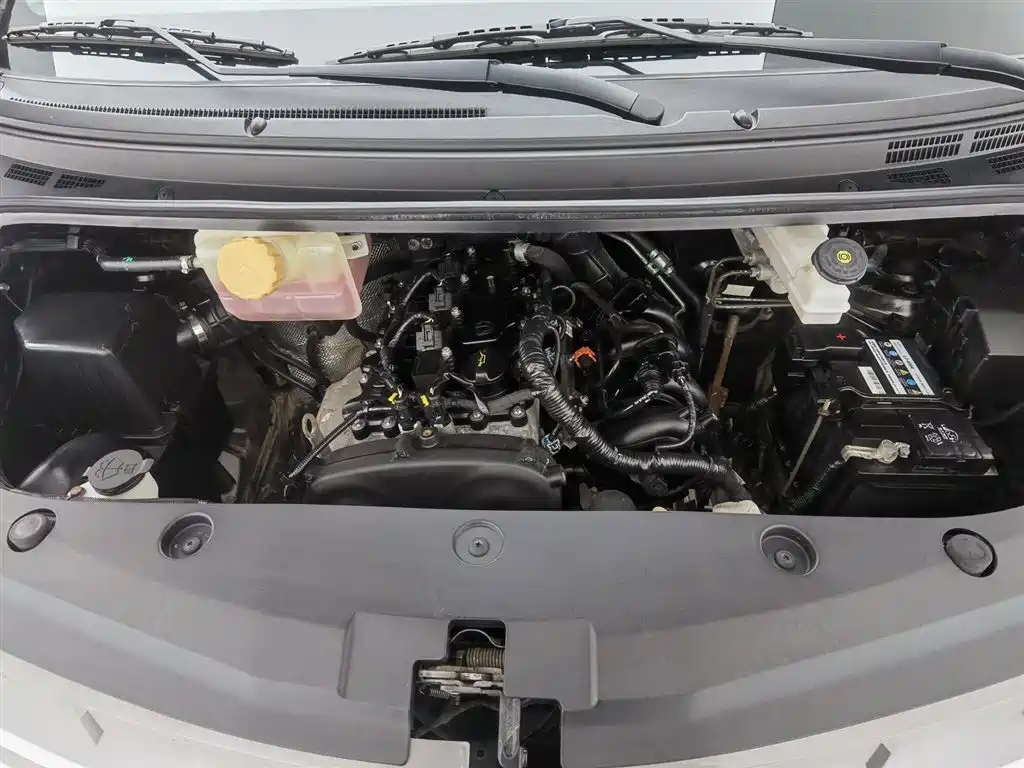 Forthing Lingzhi Plus PLUS 2021 2.0L MT Luxury 7 мест
