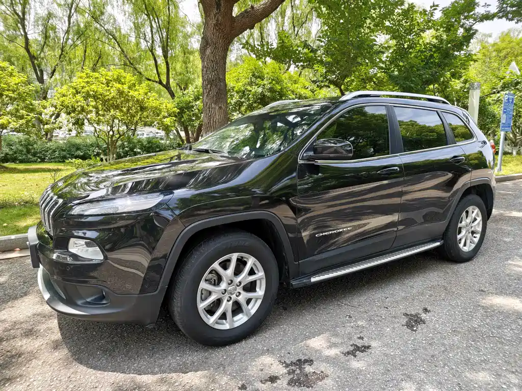 Купить Jeep Cherokee