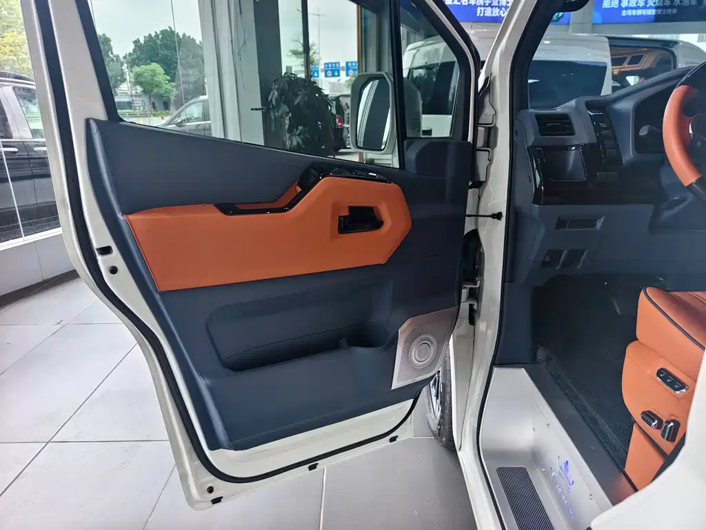 Toyota HiAce 2025 3.5L AT