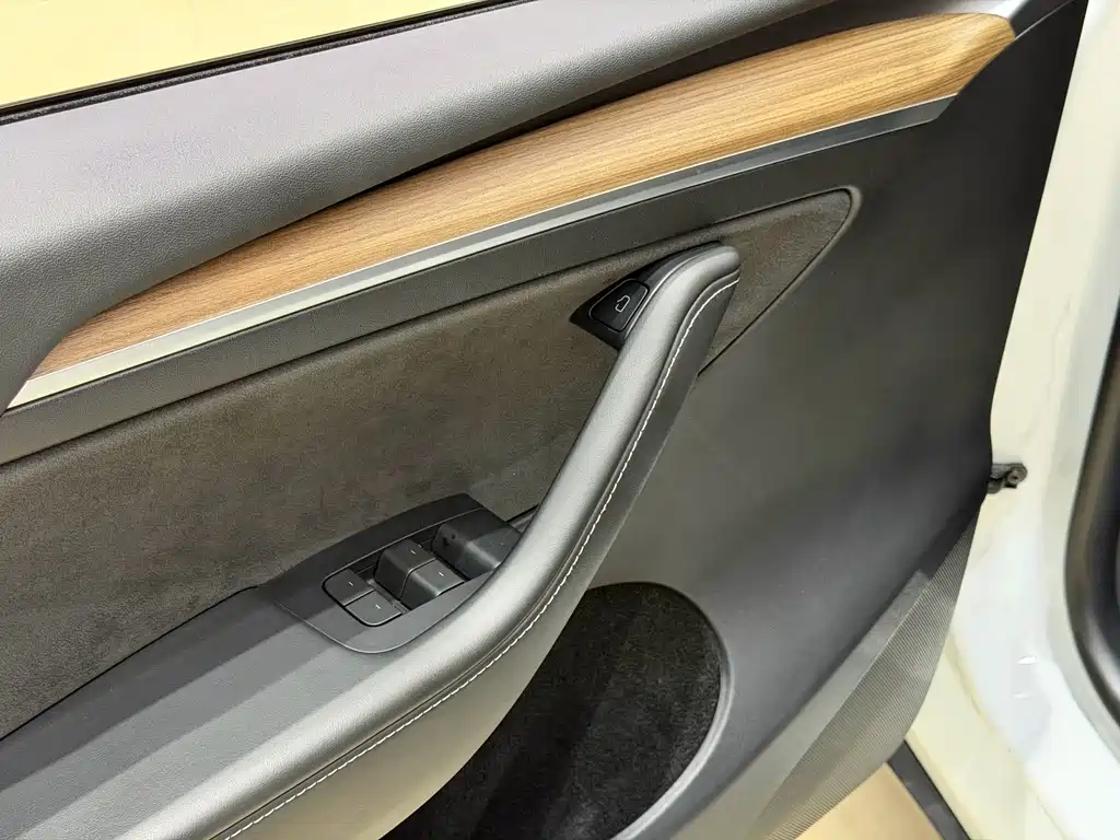 Tesla Model Y — миниатюра 13