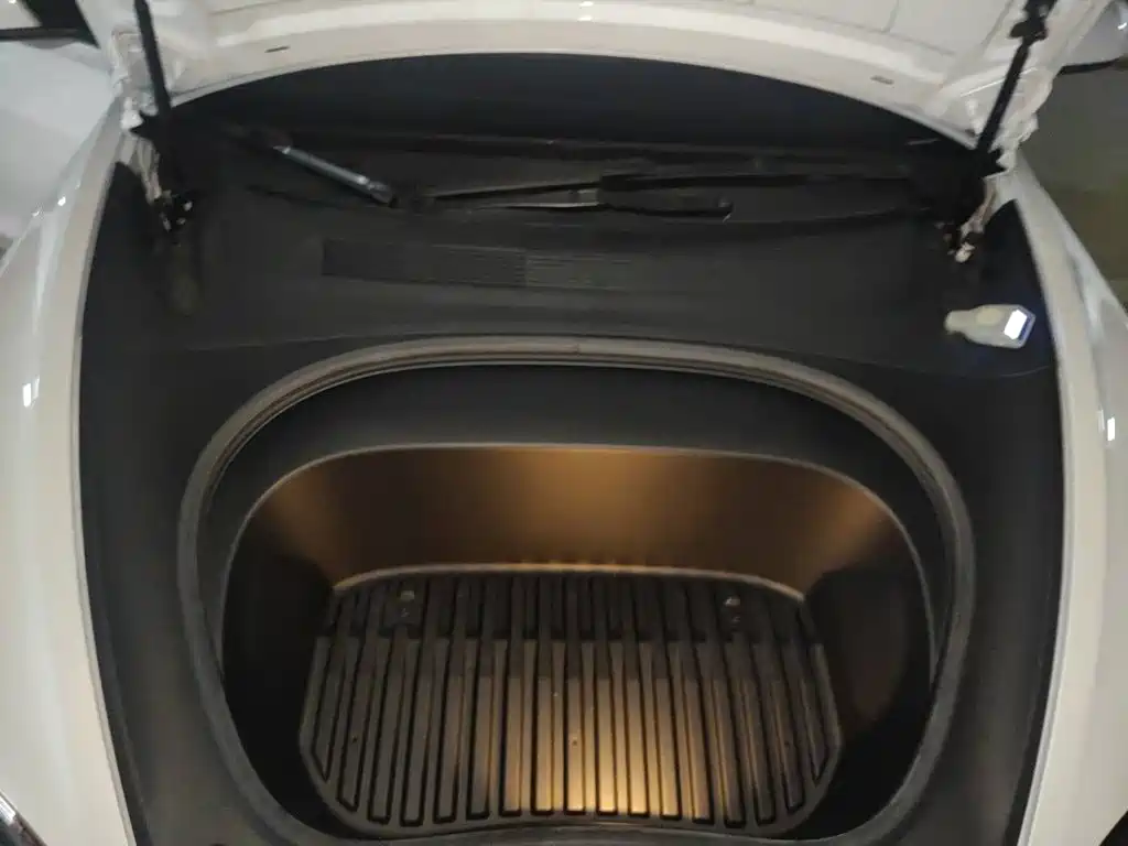 Tesla Model 3 — миниатюра 21