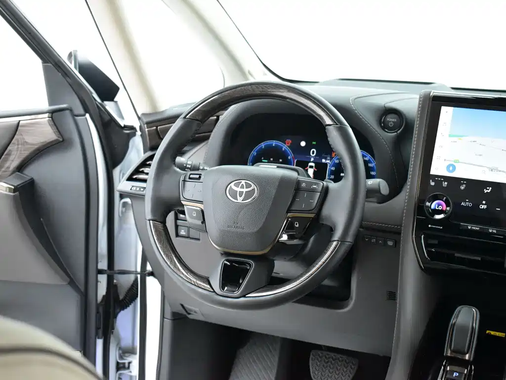 Toyota Alphard — миниатюра 10