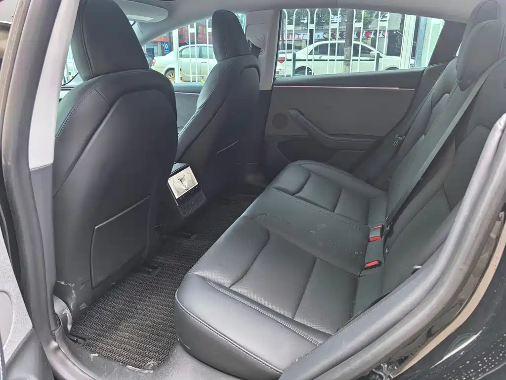 Tesla Model 3 — миниатюра 10