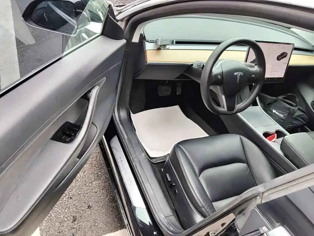 Tesla Model 3 — миниатюра 16