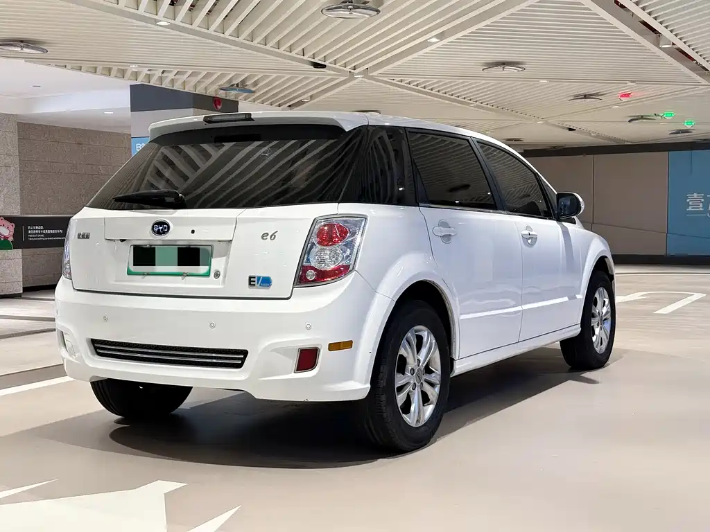 BYD E6