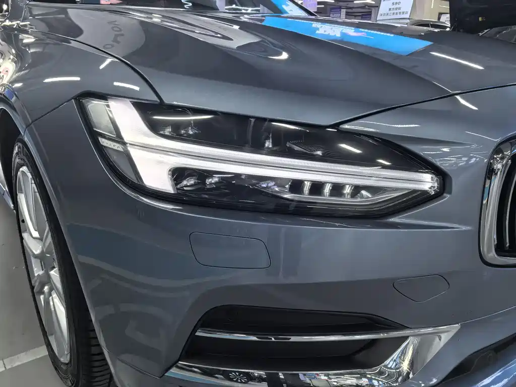 VOLVO  S90