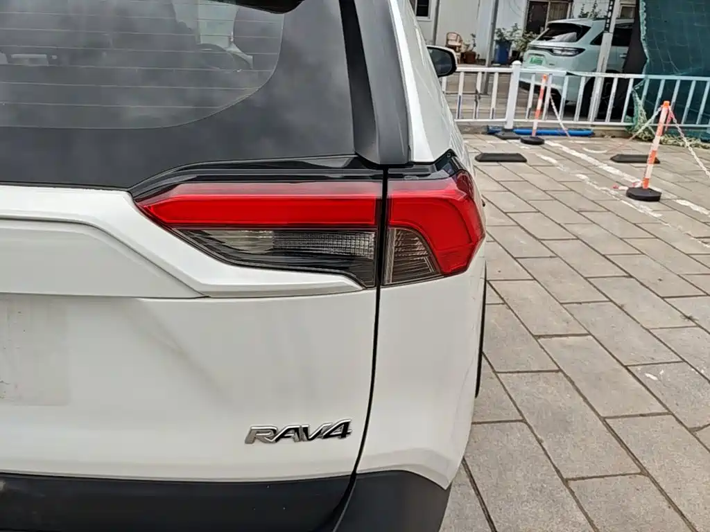 Toyota RAV4 — миниатюра 8