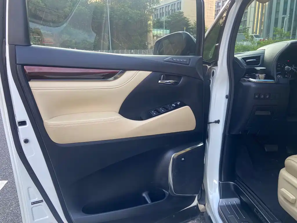 Toyota Alphard — миниатюра 8