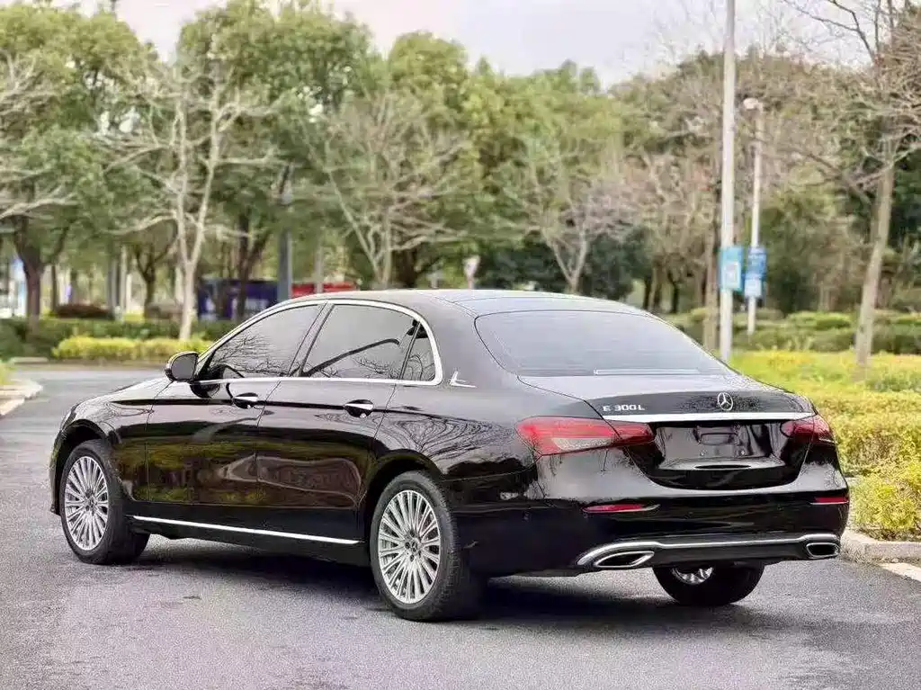 Mercedes-Benz E-Class — миниатюра 8