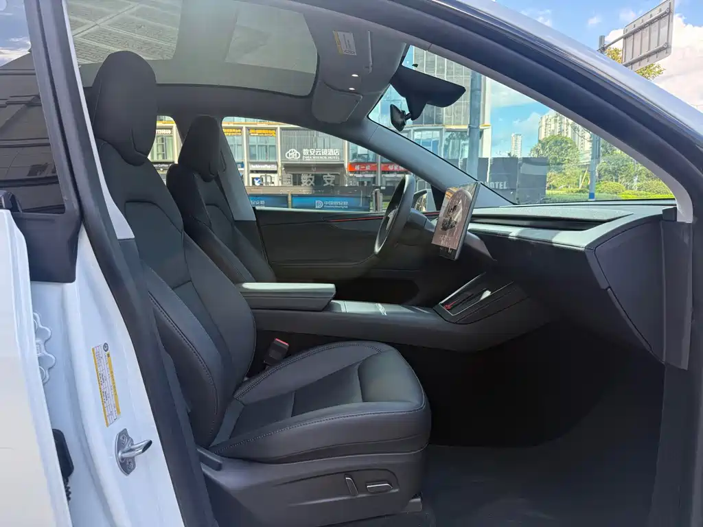 Tesla Model Y — миниатюра 9