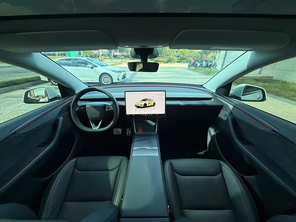 Tesla Model Y — миниатюра 6